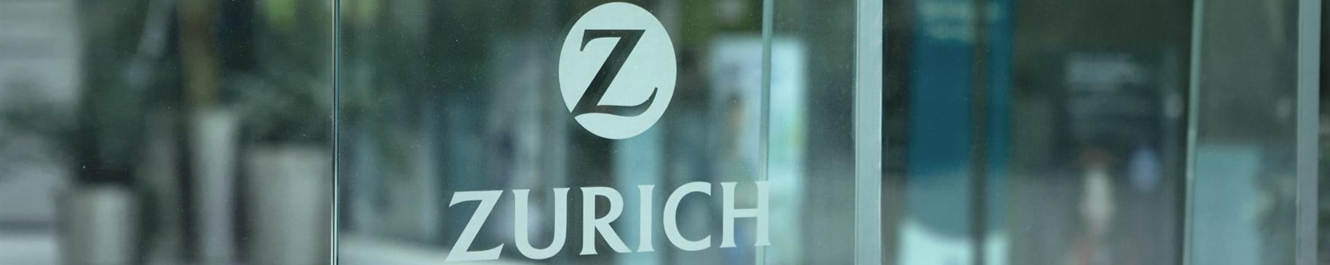 Ein Fenster mit dem Logo der Zurich.