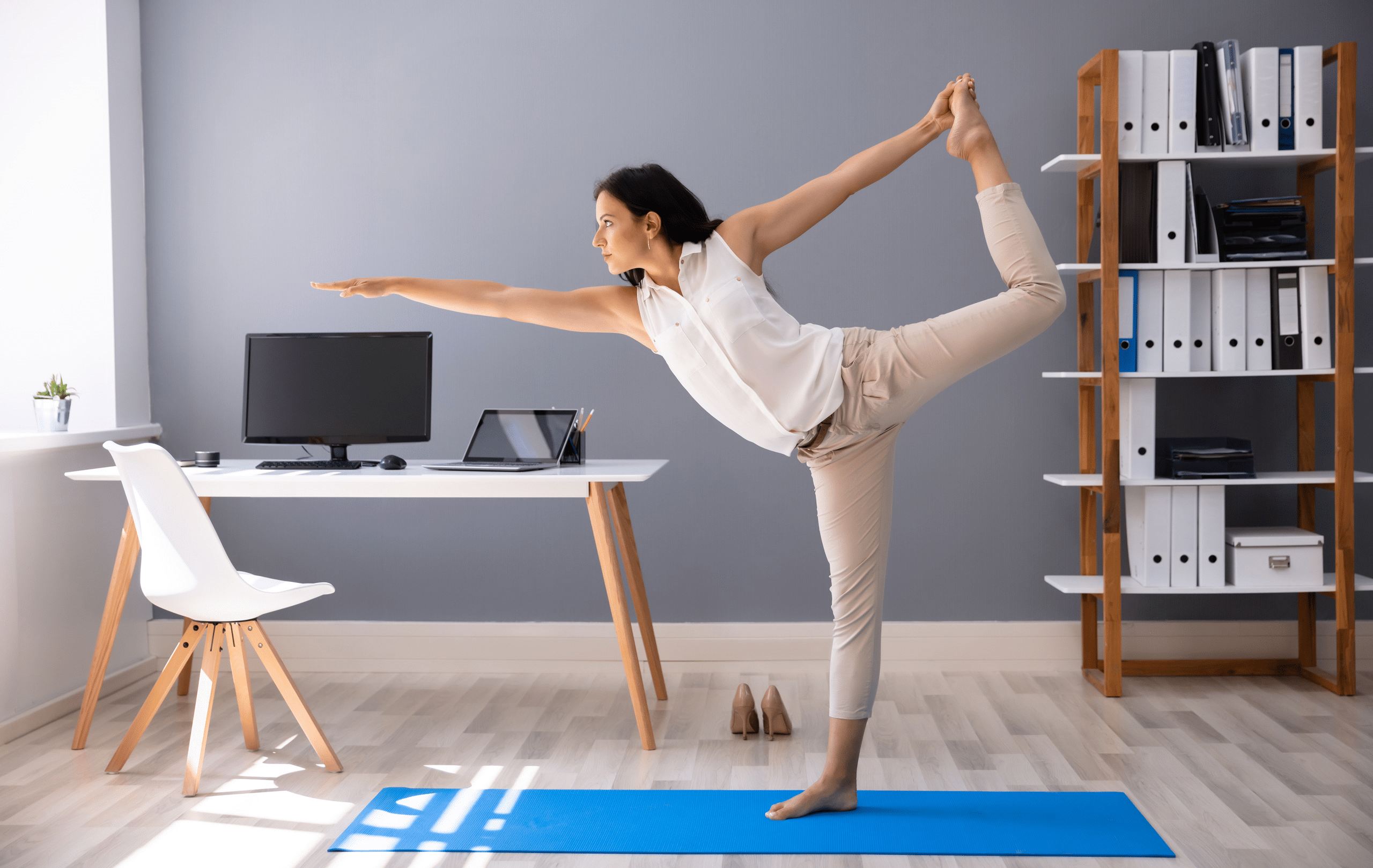Donna che fa yoga in ufficio a casa