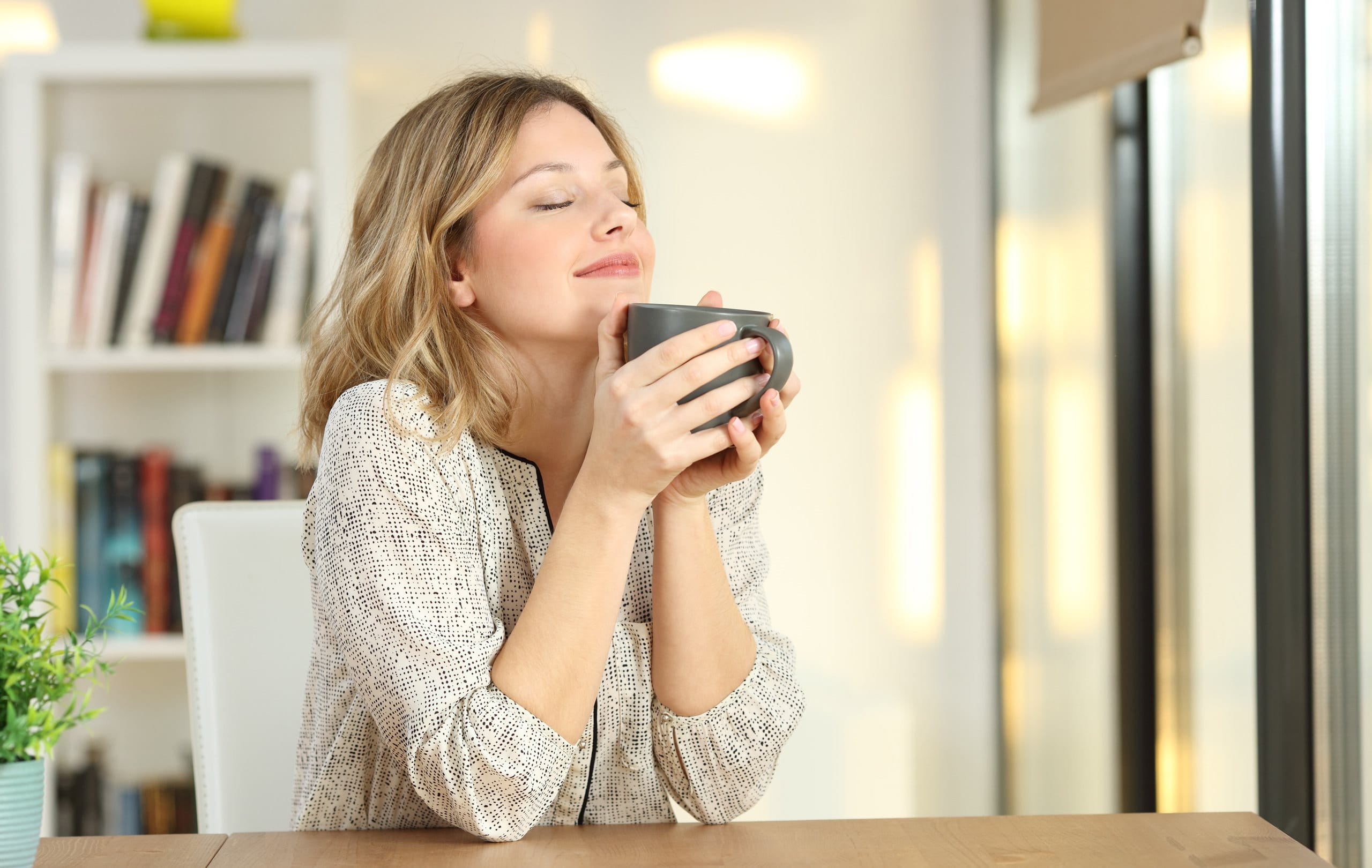 Une femme avec une tasse de café