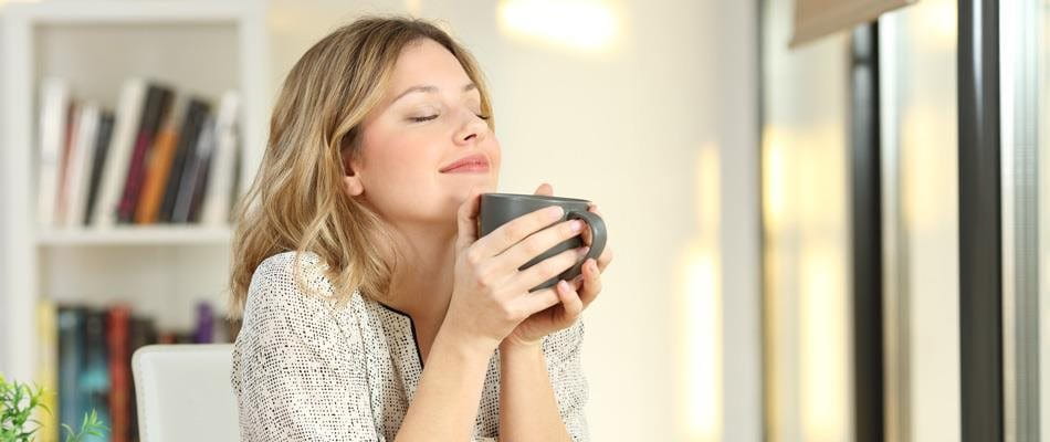Une femme avec une tasse de café