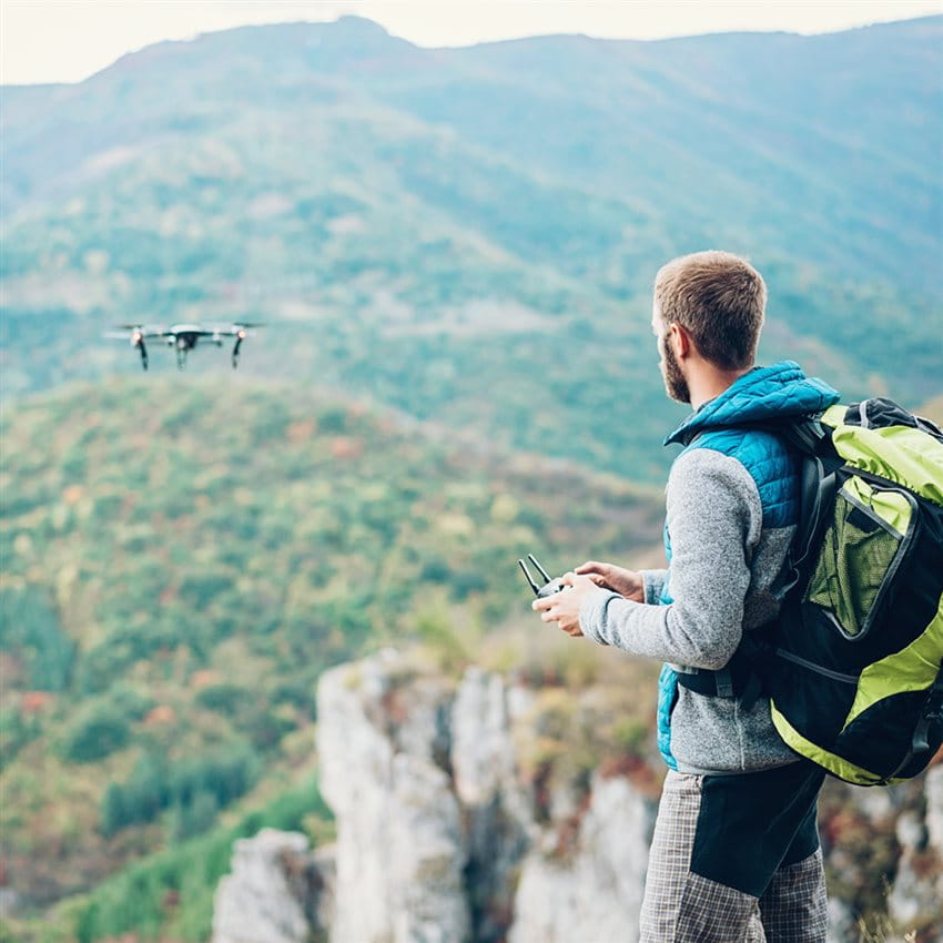 Pilota di drone in montagna