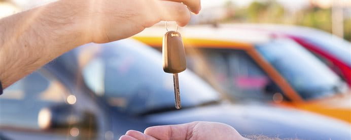 Consegna chiave per auto a noleggio o car sharing