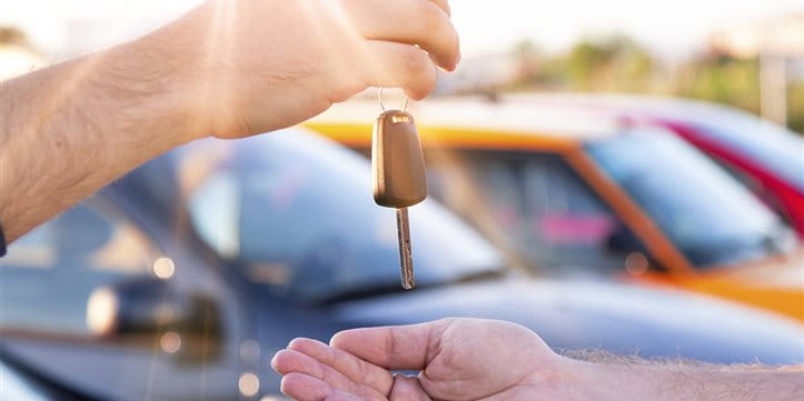 Handover of keys for rental car or carsharing