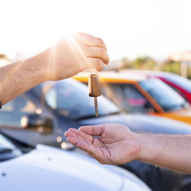 Remise des clés du véhicule de location ou de car sharing