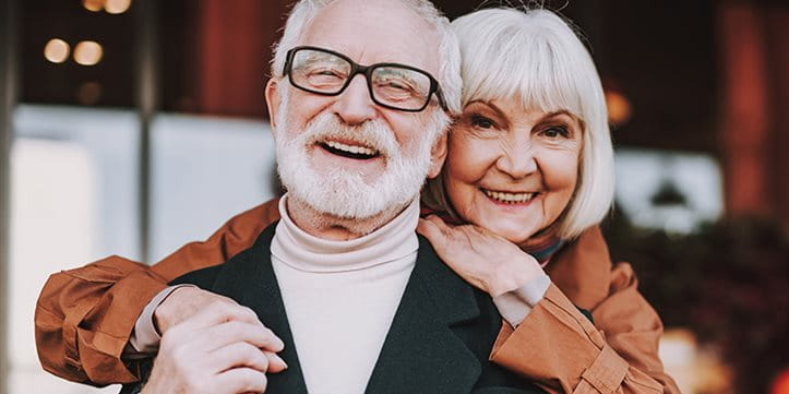felice coppia anziana