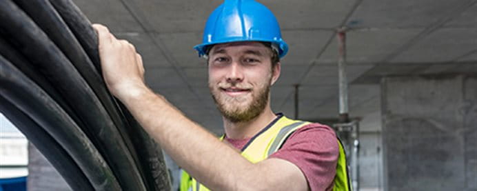 Lächelnder Bauarbeiter