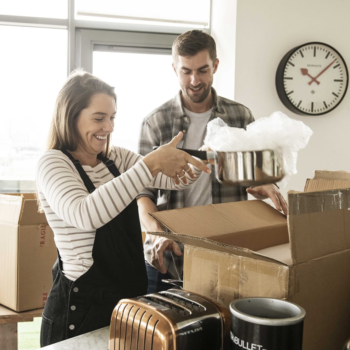 Junges Paar beim Umzug