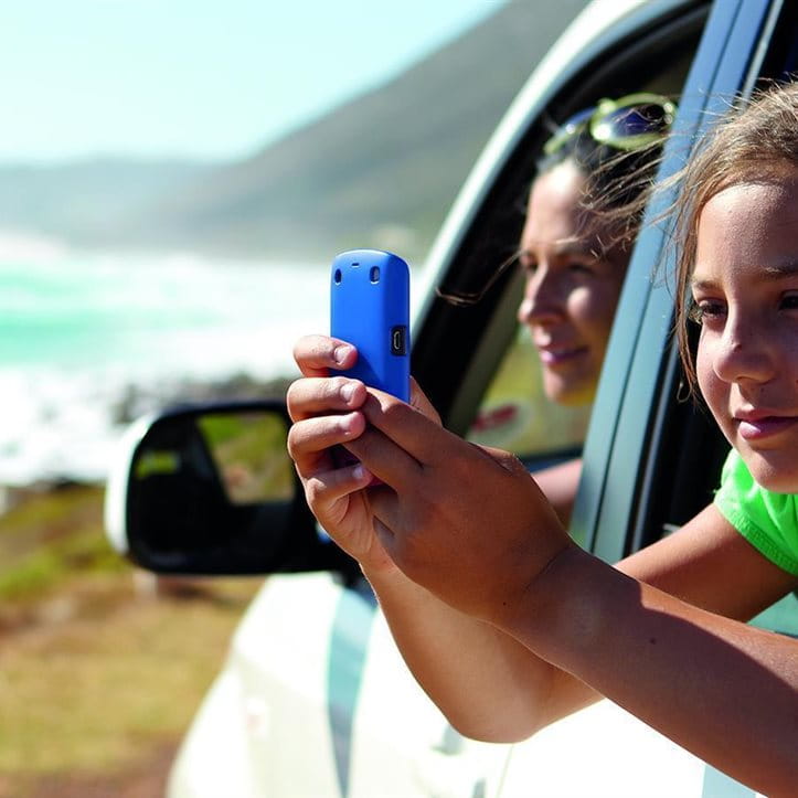 Enfant avec téléphone portable dans la voiture