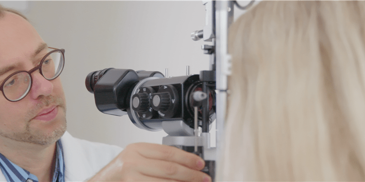 Augenkontrolle einer Patientin