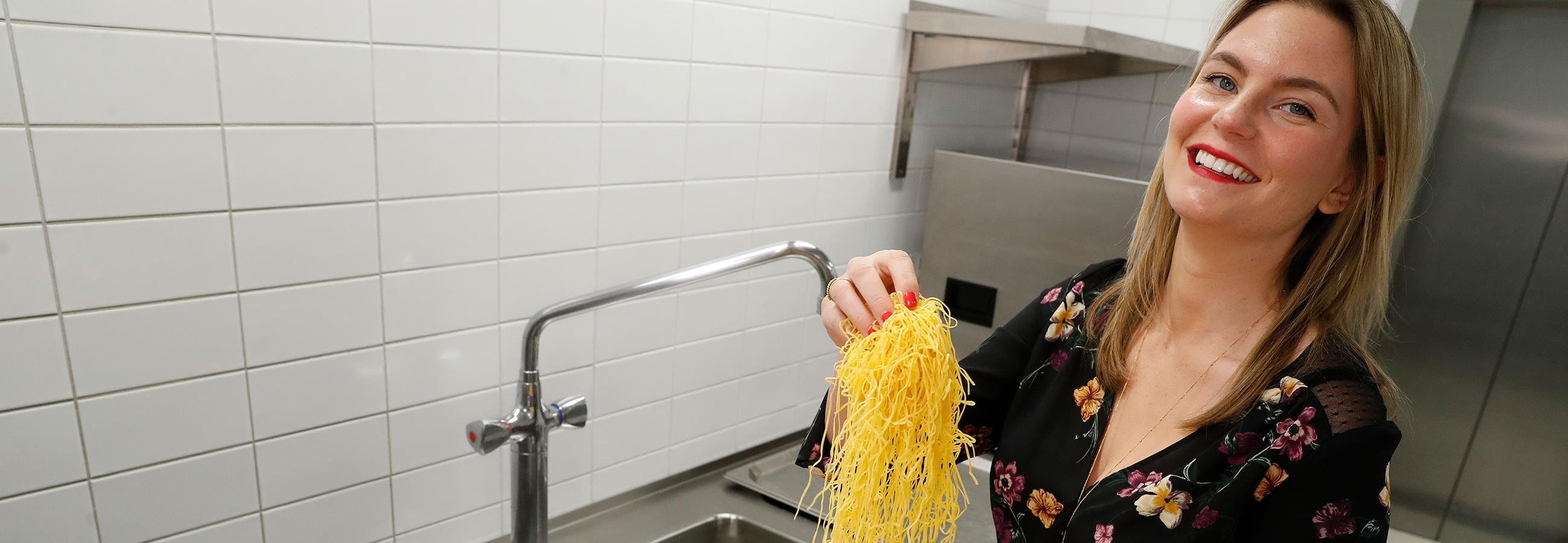 La food blogger cucina gli spaghetti 