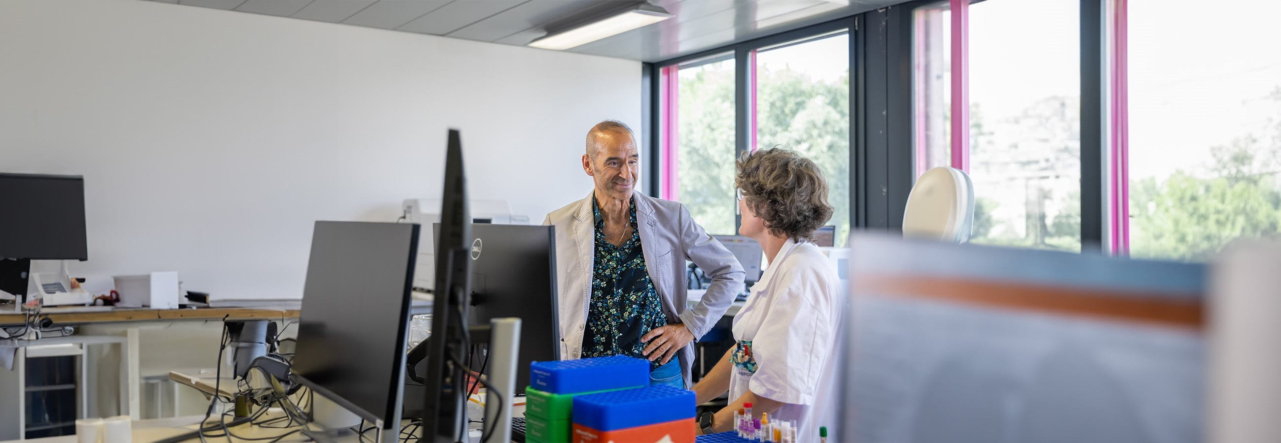 Frau und Mann unterhalten sich in einem Labor