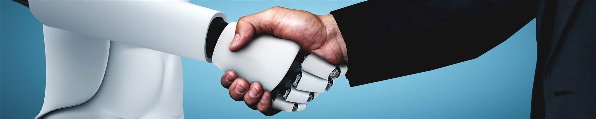 Roboter und Mensch geben sich die Hand