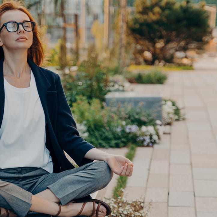  La donna si siede nel parco e fa yoga