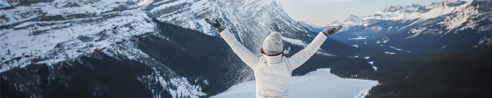 Frau steht auf einem Berg im Schnee