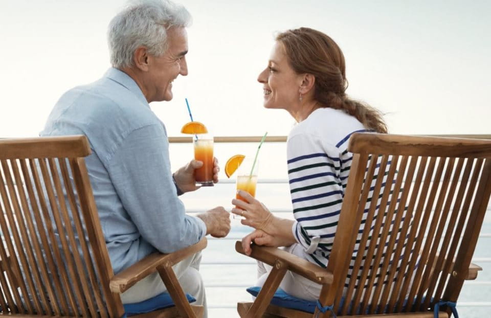 Una coppia si gode un cocktail su una barca