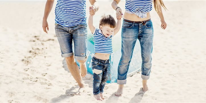 Fröhliche Familie am Strand