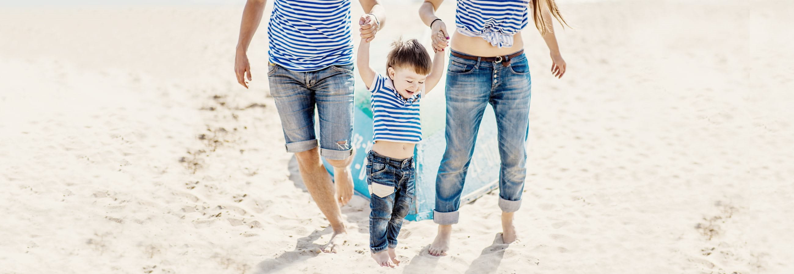 Fröhliche Familie am Strand
