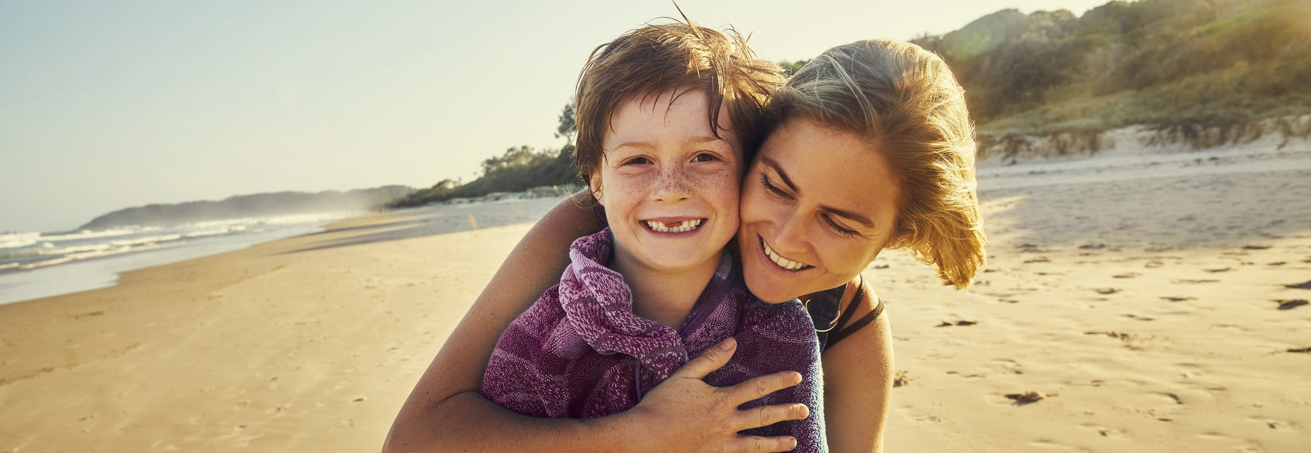 Frau mit Kind am Strand