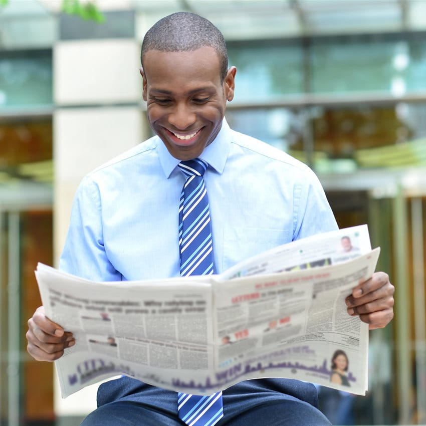Uomo legge un giornale 