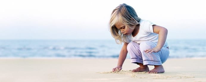 Kind im Sand.