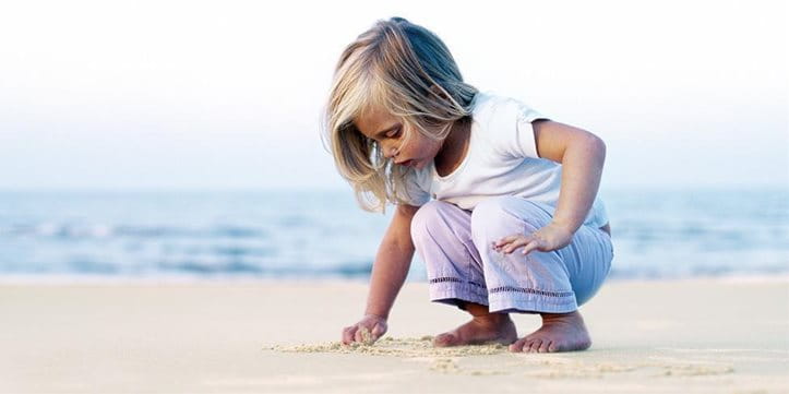 Kind im Sand.