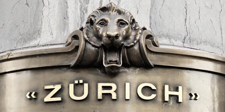 Eine Säule mit dem alten Logo von Zurich.