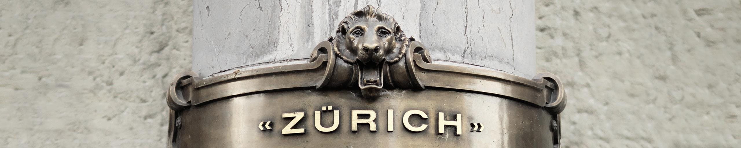 Una colonno con la scritta della Zurich.